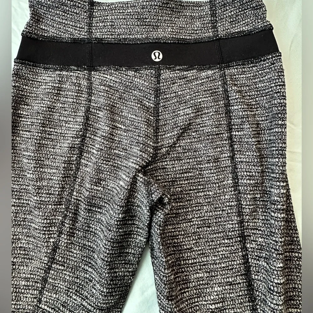 Lululemon Black & White Heathered Leggings 31